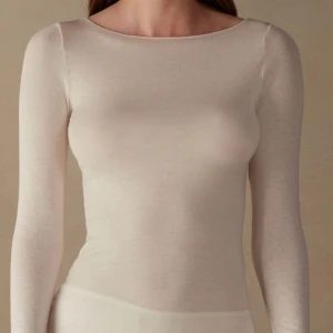 Intimissimi tröja  - Säljer denna beige/vita intimissimi tröjan som aldrig är använd. Säljer då jag inte tycker den passar på mig, bara att skriva vid frågor❤️