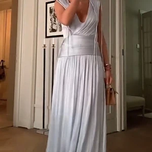 Balklänning ljusblå/grå satin - INTE MINA BILDER! Säljer denna fina klänningen som är en gammal modell från zara som inte finns att köpa längre, den är perfekt nu till balen och i helt nytt skick då lappen sitter kvar🩷kom privat för egna bilder!