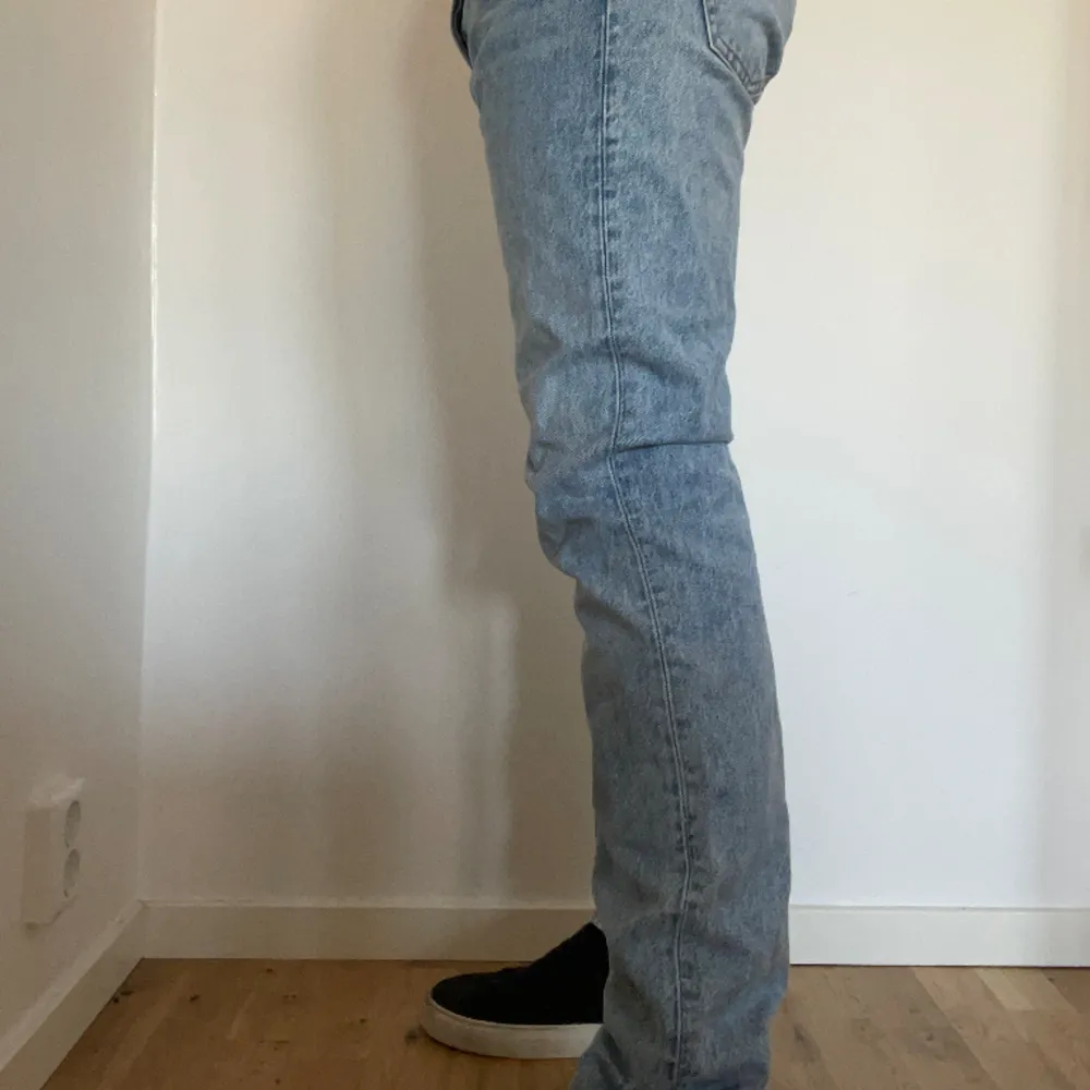 Ljusblåa jeans från weekday! Jag är ca 180 och väger 80kg!. Jeans & Byxor.
