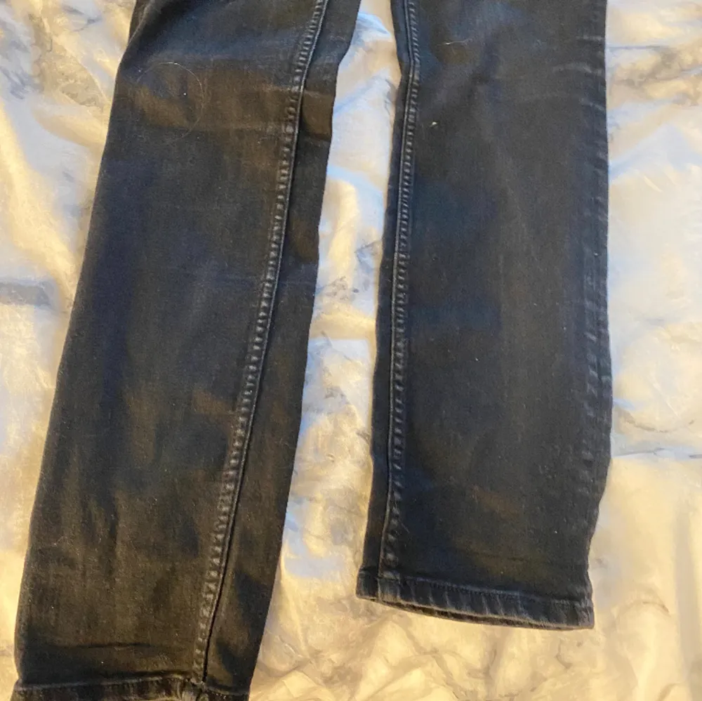 Säljer mina svarta jeans då jag inte gillar stretch dom är nästan helt nya😁. Jeans & Byxor.