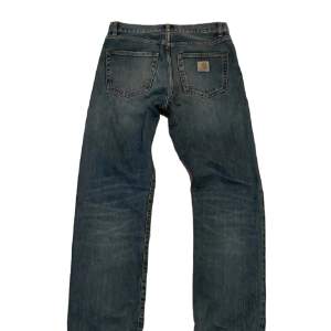 Tja! Säljer dessa snygga jeans, de är i bra skick inga defekter. Hoppas du vill köpa!