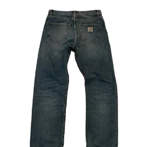 Carhartt jeans - Tja! Säljer dessa snygga jeans, de är i bra skick inga defekter. Hoppas du vill köpa!