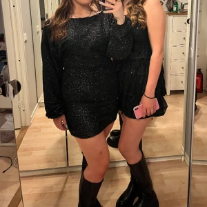 Glittrig klänning - Säljer min fina fina nyårsklänning som endast är använd 1 gång. Köpt för 600kr, skulle säga att den är i väldigt fint skick, märks inte att den är använd.