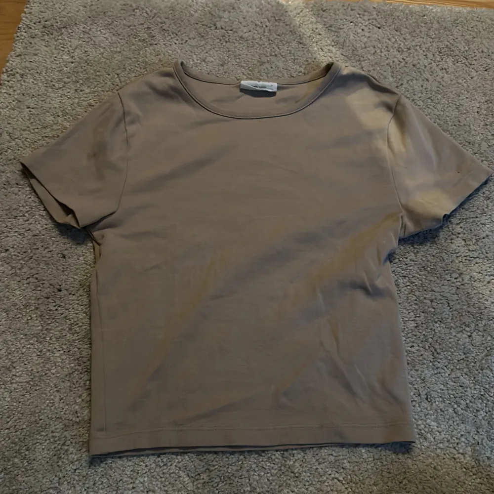 T-shirten är i fint skick knappt använd är köpt på Gina tricot och den är lite cropped i modellen. T-shirts.