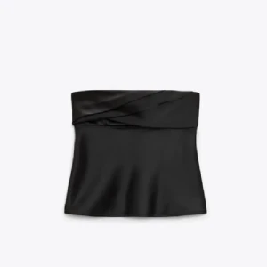 zara topp - söt topp från zara som aldrig är använd så i bra skick💕pris kan diskuteras och kan skicka bild på hur den sitter på privat💕har du några frågor är det bara att höra av sig💕