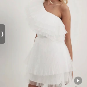 Student klänning  - Super fin och unik student klänning, säljer då den tyvärr inte passar💗