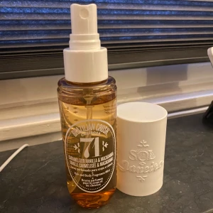 Sol de Janeiro, 71 - Kropp och hår mist. Helt ny, tänkte sälja denna då jag råkade köpa fel, endast sprutat av den för att känna doften. 90mL.