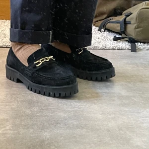 ASRA Loafers stl 46 - Asra loafers som bara använts ett fåtal gånger, är i mycket gått skick!  Dom är storlek 44 men är väldigt stora i storleken, känns mer som 46 Säljer dom då dom är för stora (jag brukar ha storlek 45)
