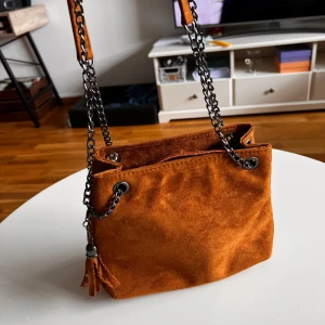 Väska - Snygg handväska med fin detalj. Aldrig använd då det inte är min stil. 