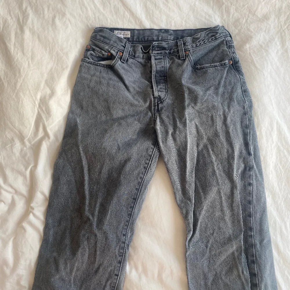 Mer eller mindre nya Levis 501! Lite slitna längst upp på bakfickorna. Storlek: W28 L30. Jeans & Byxor.