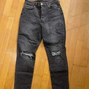 Jeans från h&m, storlek 38.  Jeansen är aldrig använda och är i nyskick. 