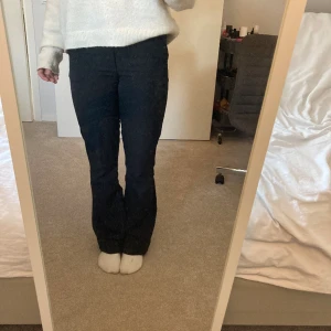 Kostymbyxa - Jag säljer nu mina kostymbyxor från Bikbok modellen heter Vilma. Jag har sytt upp dom vilket man kan se på bild numer tre, men man kan lätt sprätta upp dom om man inte vill ha dom upp sydda, dom passar mig som är 1,63 cm. Hör av er om ni undrar nått!