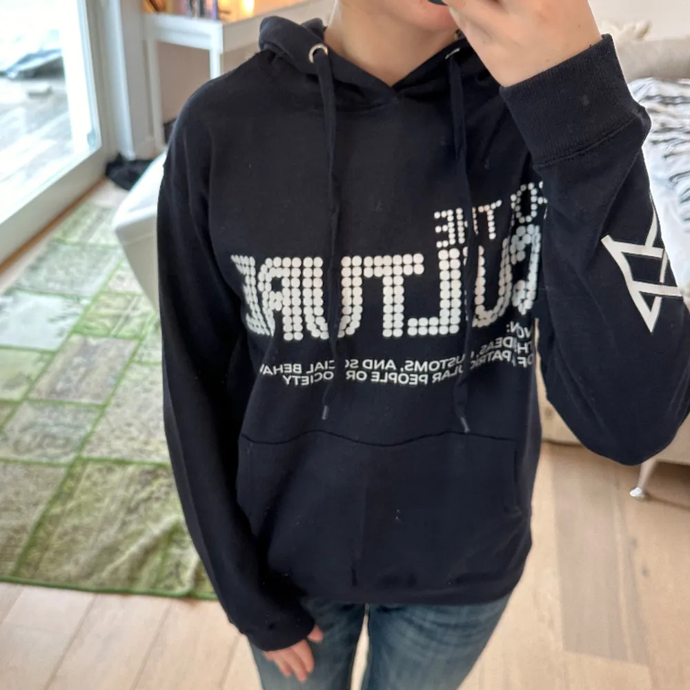 Säljer denna hoddie från The Real Artist Peopel i storlek S-M. Säljer för att den inte är min stil, är i bra skicka och har aldrig använts. Är 169 och är lång i armarna samt längden. Skriv för mer info, kan också köpas nu!. Hoodies.