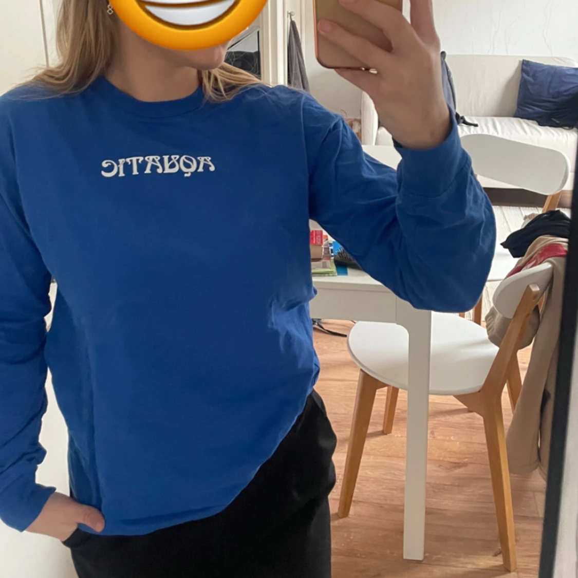 Blå långarmad tröja med tryck