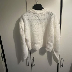 Vit stickad tröja - Säljer den här snygga stickade vita tröjan. Den har aldrig blivit buren och har prislappen kvar. 