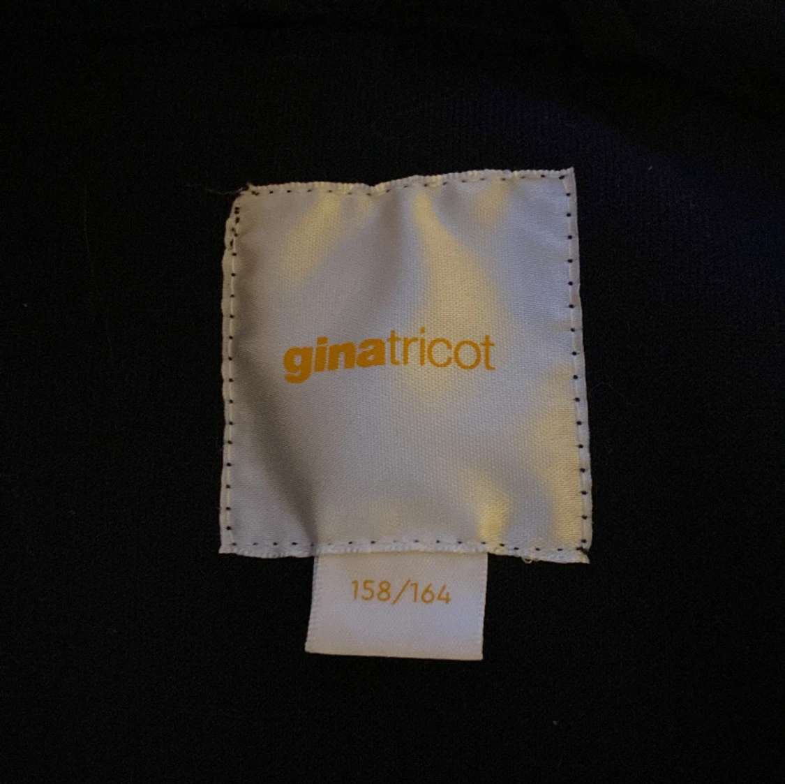 Mörkblå ginatricot kappa, använd 2-3 gånger ,inga smutsfläckar eller något sånt, kostar igentligen 400 kr💗 - 90