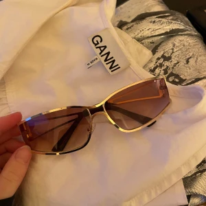 Vintage solglasögon - Snygga solglasögon, köpt vintage! Glaset har inga repor och dom är i gott skick. 