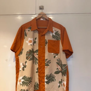 Skjorta  - Orange skjorta med tryck.  storlek L  Märke: CharmkpR 