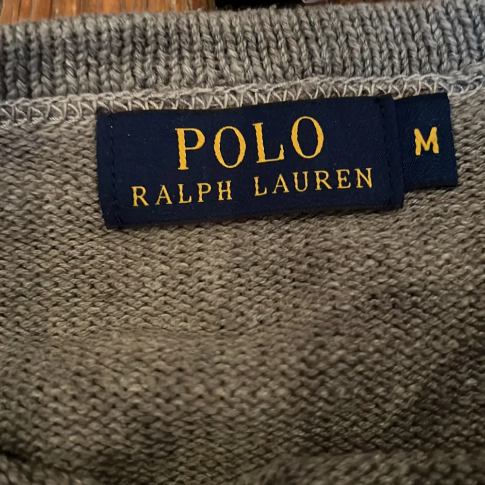 Säljer stickad Ralph Lauren tröja då jag inte använder den. Skicket är godtagbart.. Stickat.