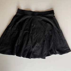 Svart fin kjol i skönt tyg (95% bomull). Den är i väldigt bra skick!! Den är ifrån hm och den är i storlek 158/164. 