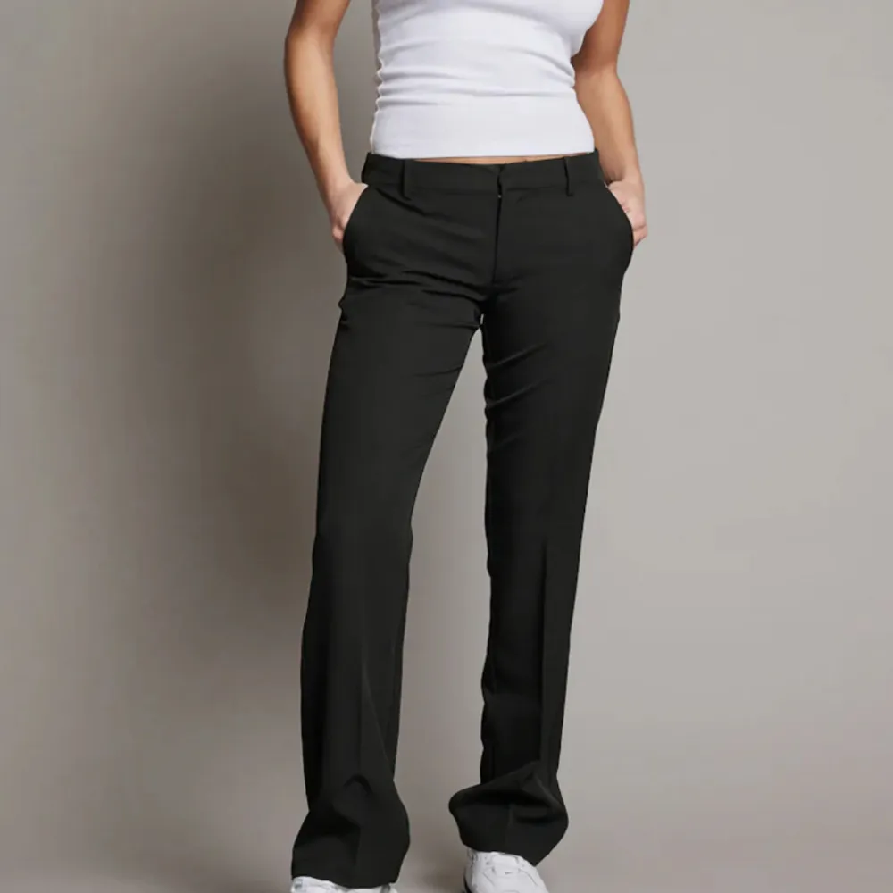 Supersnygga lågmidjade kostymbyxor i modell ”Vera” från BikBok! Knappt använda och i väldigt bra skick. Säljer pga. För stora i storleken. . Jeans & Byxor.