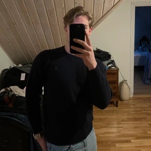 YSL stickad tröja - Yves Saint Laurent stickad tröja i mörkblå. Storlek M sitter mer som en S. Finns ett väldigt litet hål (fråga om bild) 1499 kr eller bud, skriv om ni har frågor eller vill ha fler bilder!