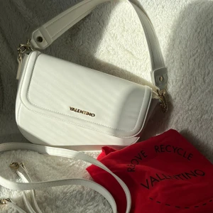 Väska - Valentino väska vit Obs finns fläck se bild Finns mer foto