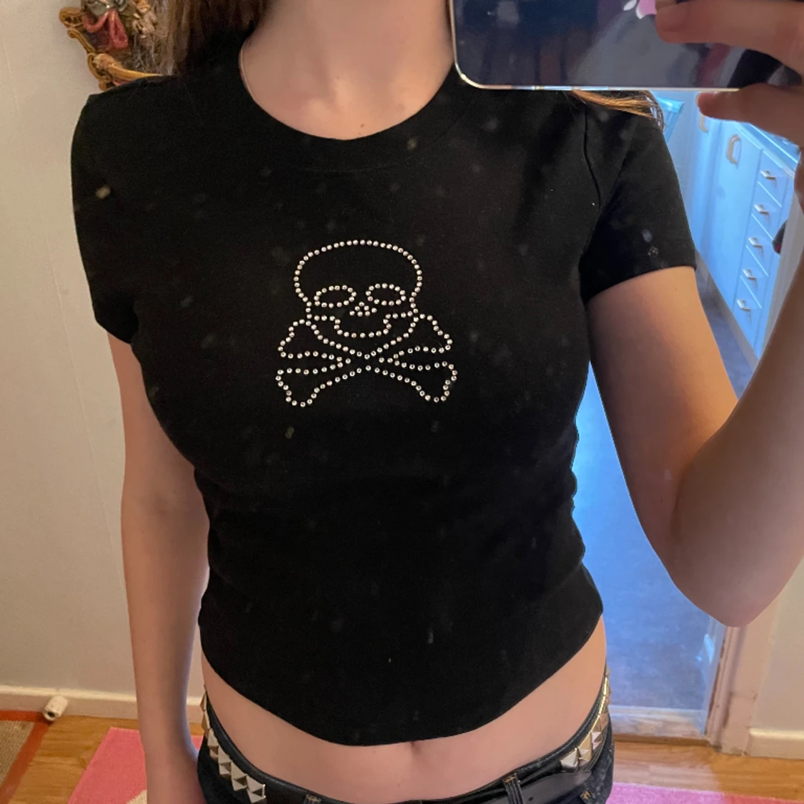 Svart tight t-shirt/topp med dödskalle rinestones
