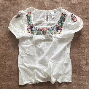 Brodyr  - En somrig kortärmad blus med brodyr detaljer 🌸