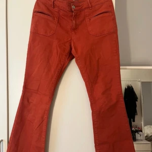 Oranga jeans  - Fina röda/orange jeans med coola fickor. Dem är bootcut och midwaist skulle jag säga. Dem är uppsprättade vid fötterna så dem passar mig som är 174🧡
