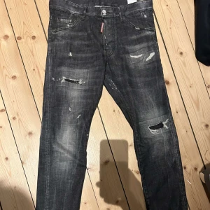 Dsqaured2 byxor - Ett par fina dsqaured2 jeans i 9/10 skick, använda fåtal gånger, vill helst bli av med dom i med att dom inte passar, så priset är diskutabelt ! Självklart äkta 