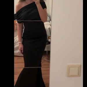 Festklänning/balklänning - Säljer detta jätte söta klänningen. Använd en kväll, därefter tvättad. Klänningen är i bra skick. Jag är 157 cm och när jag bär ca 7cm klackar kommer klänningen perfekt till marken. 