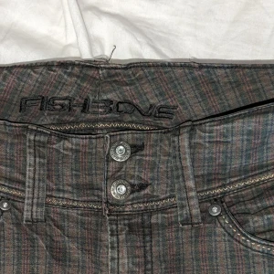 Svincoola byxor - Säljer dessa lågmidjade byxor då de är för små för mig. Köpta second hand men aldrig använda ☺️ Midjemått: 80 cm Innerbenslängd: 79 cm