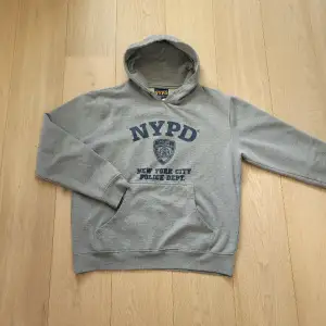 Extremt fet vintage NYPD hoodie från USA! Äkta vintage hoodie från NYPD, storlek M
