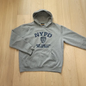 Grå hoodie - Extremt fet vintage NYPD hoodie från USA! Äkta vintage hoodie från NYPD, storlek M