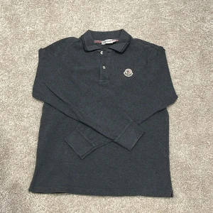 Moncler pike - En tvär fet moncler rugby tröja i toppskick 💯😝 skick:9/10 pris:899kr storlek: S