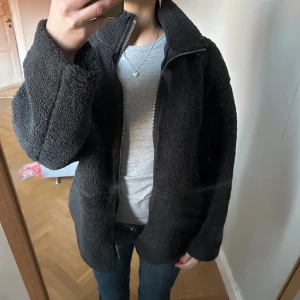 Grå/svart teddyjacka från hm - Säljs inte mer! Så snygg! Den är dock lite skadad på vänstra axeln som syns på den andra bilden, går säkert att fixa hos nån sömmerska🤗