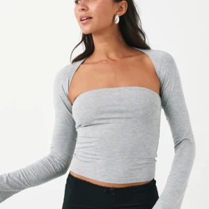 Gina top 2st - Super fin top från Gina som inte kommer till användning, storlek S, har även fler färger, gå in och kolla min profil för att hitta de andra färgerna. Aldrig använd. Kan fraktas eller hämtas i Örebro. Skriv för riktigt bilder.