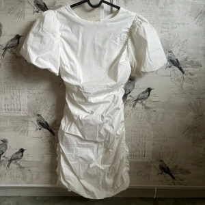 Studentklänning - Super snygg studentklänning i storlek 34, ganska svår att få över höfterna dock så skulle mer säga att den är i storlek 32. Aldrig använd pga lite för kort för min smak (jag är väldigt lång). Annars perfekta modellen och med knytning där bak. 🥰