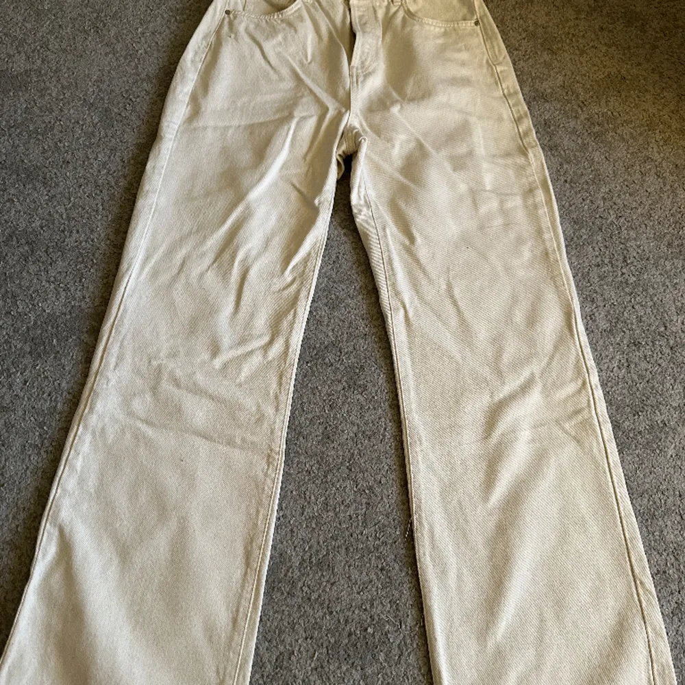 Never demin jeans bik bok Regluar Wide jeans Krämvita Storlek: Waist: 33 Length: 32  Andvänd fåtal gånger  . Jeans & Byxor.