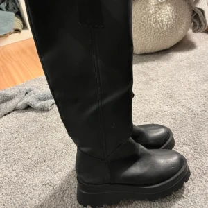 Boots 36 - Super fina boots jag köpte på Vinted men tyvärr passade inte dom i storleken för mig. Det finns någon små skråma någonstans men inget man märker.