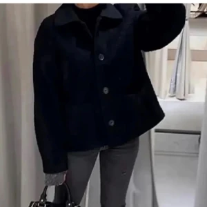 snygg Monki kappa  - Säljer min monki kappa då den tyvärr inte kommer till någon användning längre, det säljs inte längre. Skriv för egna bilder💘💘