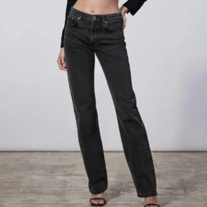 zara jeans - säljer då dem inte kommer till någon användning längre, kan skicka egna bilder om någon är intresserad.🤍🤍