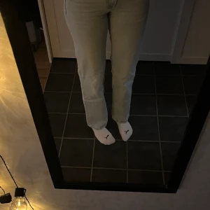 Low straight jeans - Low straight jeans från Ginatricot i ljusblå färg! Säljer på grund av att dom är för små och lite korta på mig som är 172💗