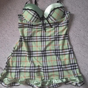 Grönt rutigt Y2k linne  - Säljer denna as snygga plununny liknande topp, den är ganska lång i modellen och är jätteskön! 💚🤍💿