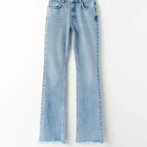 Ett par jättesnygga mid waist jeans ifrån ginatricot, passar perfekt och jag är 168, de är i storlek 32!  