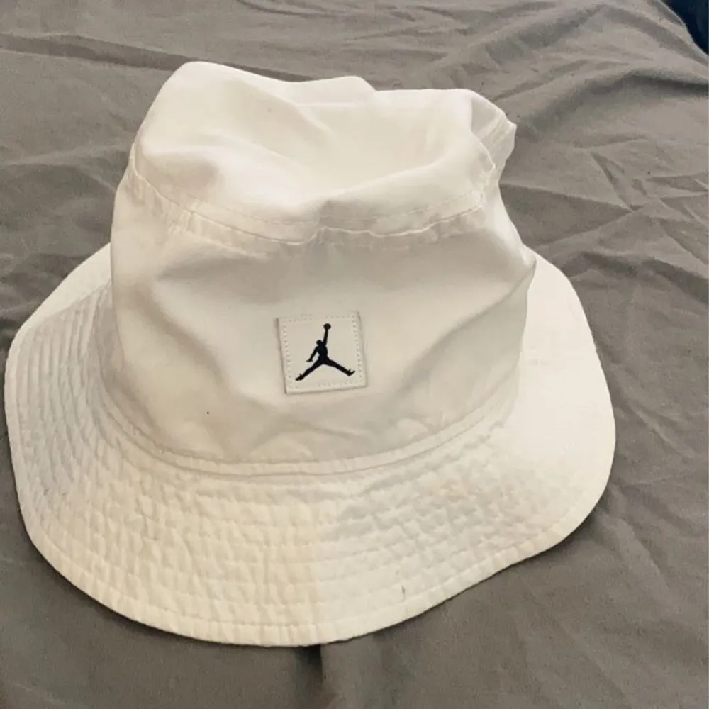 En vit bucket hat från Jordan, köpt på Zalando och aldrig kommit till användning. Tror storleken är S/M!💕. Accessoarer.