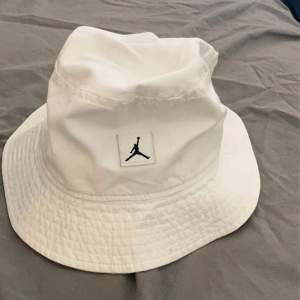 En vit bucket hat från Jordan, köpt på Zalando och aldrig kommit till användning. Tror storleken är S/M!💕
