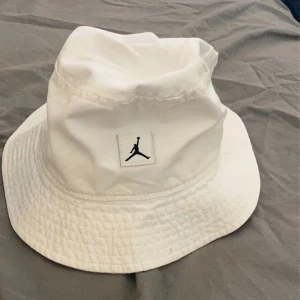 Jordan bucket hat - En vit bucket hat från Jordan, köpt på Zalando och aldrig kommit till användning. Tror storleken är S/M!💕