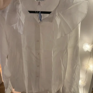 Vit blus - Vit långärmad blus med volang krage! Från edikten med med prislapp kvar! Jätte gullig och fin 💕💕💕💕🔥